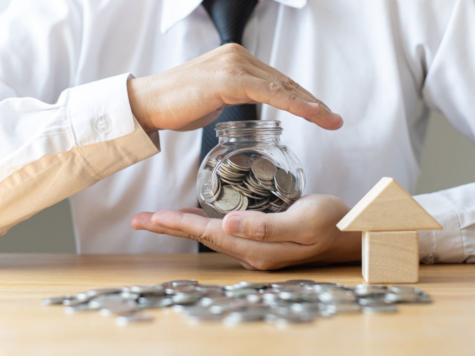 Chứng khoán nợ là loại chứng khoán xác nhận mối quan hệ chủ nợ của nhà đầu tư đối với doanh nghiệp phát hành chứng khoán
